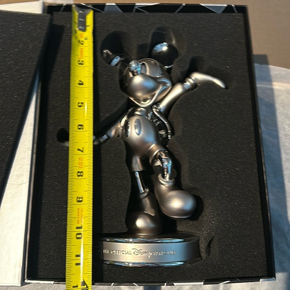 ⭐️SALE⭐️ D23 Official Disney Fan Club Milestone Statue Gold Member 2023 NIB - Picture 4 of 6